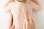 Pasgeboren baby met baby acne; tips om de huid gezond en schoon te houden zonder irritatie.