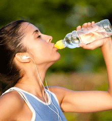 vrouw drinkt water uit een fles