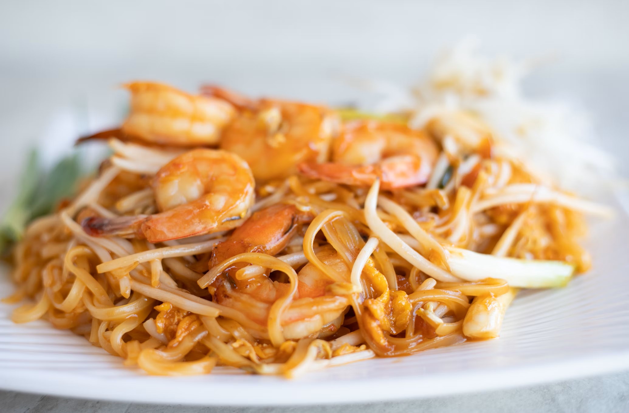 Glutenvrije pad thai met garnalen en rijstnoedels